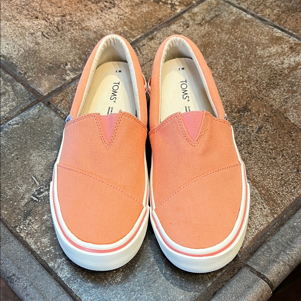 TOMS Fenix Slip-On Sneakers in Peach, size 7, excellent condition